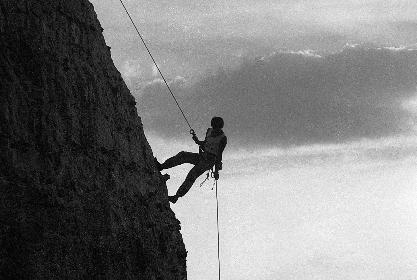 L'alpiniste de Normandie — rappel en pleine paroi