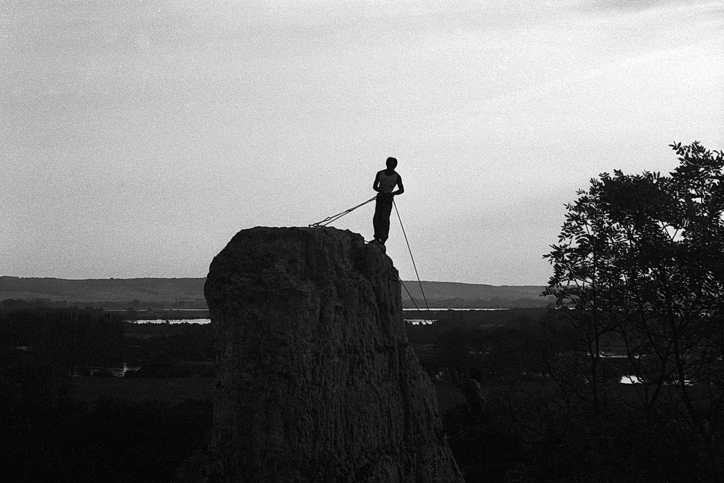 L'alpiniste de Normandie — au sommet, crépuscule